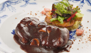 牛ハラミの赤ワイン煮込み